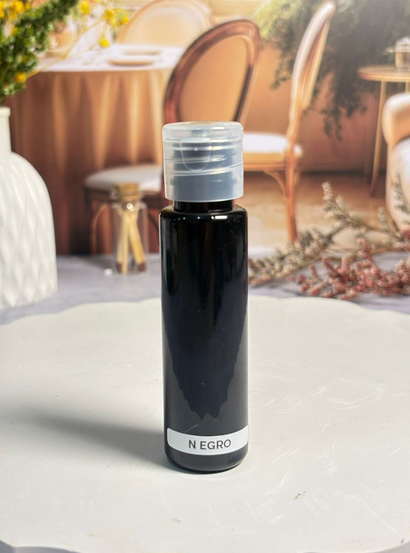 La elegancia absoluta que tus velas merecen. Colorante premium en tono negro, formulado con aditivos especiales que potencian el brillo, mejoran la textura y aportan dureza a tus velas. Acabado profesional con efecto luminoso y sofisticación atemporal.