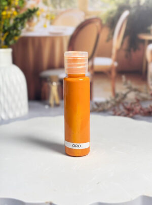 El oro que tus velas merecen. Colorante premium en tono oro, formulado con aditivos especiales que potencian el brillo, mejoran la textura y aportan dureza a tus velas. Acabado profesional con efecto luminoso.