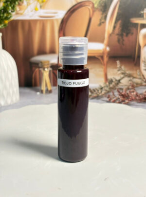 La pasión que tus velas merecen. Colorante premium en tono rojo fuego, formulado con aditivos especiales que potencian el brillo, mejoran la textura y aportan dureza a tus velas. Acabado profesional con efecto luminoso y vibrante.