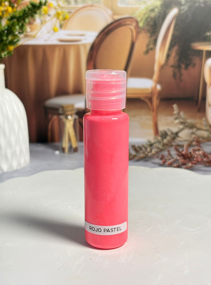 La dulzura que tus velas merecen. Colorante premium en tono rojo pastel, formulado con aditivos especiales que potencian el brillo, mejoran la textura y aportan dureza a tus velas. Acabado profesional con efecto luminoso y suave.
