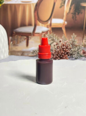 La pasión que tus velas merecen. Colorante premium en tono rojo, presentación de 10 ml. Formulado con aditivos especiales que potencian el brillo, mejoran la textura y aportan dureza a tus velas. Acabado profesional con efecto luminoso y vibrante.