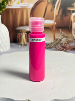 La feminidad que tus velas merecen. Colorante premium en tono rosado, formulado con aditivos especiales que potencian el brillo, mejoran la textura y aportan dureza a tus velas. Acabado profesional con efecto luminoso y delicado.