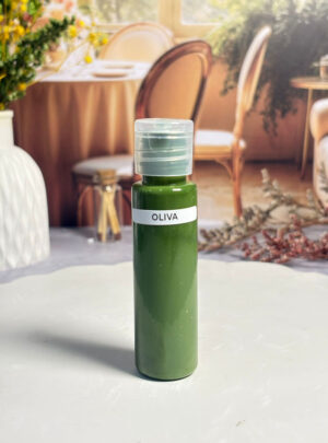 La naturaleza que tus velas merecen. Colorante premium en tono verde oliva, formulado con aditivos especiales que potencian el brillo, mejoran la textura y aportan dureza a tus velas. Acabado profesional con efecto luminoso y terroso.