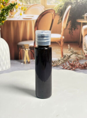 El violeta que tus velas merecen. Colorante premium en tono violeta, formulado con aditivos especiales que potencian el brillo, mejoran la textura y aportan dureza a tus velas. Acabado profesional con efecto luminoso.