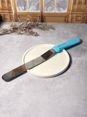 Dos pasiones, una sola herramienta. Diseñada para decorar tartas con suavidad y también para trabajar texturas en jabones artesanales. Versátil, práctica y fácil de limpiar.