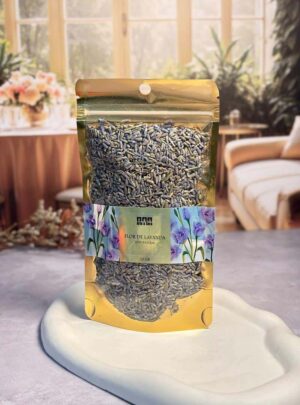 Bolsa de 20 gramos de flor de lavanda 100% pura, sin aditivos, colorantes ni fragancias artificiales. Producto natural, vegano y biodegradable. Especificaciones: Peso neto: 20 gr. Composición: Flor de lavanda deshidratada (origen natural). Propiedades: Aroma relajante, acción repelente de polillas, apta para aromaterapia. Usos recomendados: Ambientador de armarios y cajones, saquitos para ropa, base para baños relajantes o decoración seca. Así como la producción de jabones artesanales. Presentación: Envasado hermético que conserva integridad del aroma y propiedades organolépticas.