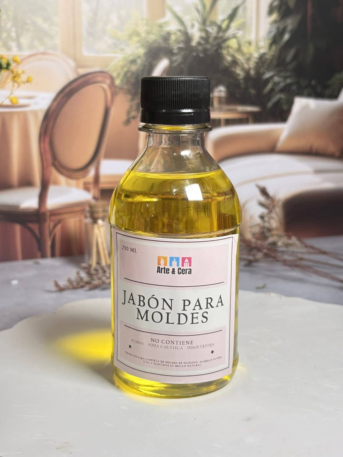 Este producto ha sido formulado específicamente para el artesano que busca una limpieza eficaz pero delicada. A diferencia de los detergentes comunes, nuestra fórmula pura está libre de agentes agresivos, garantizando que tus moldes de silicona conserven su flexibilidad y detalle por mucho más tiempo.