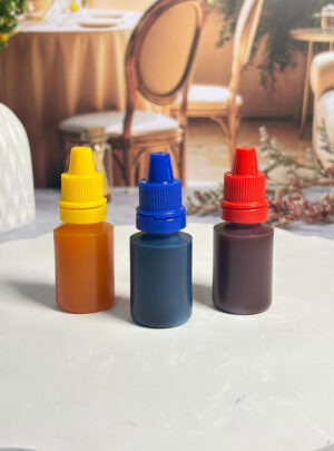 Los colores que lo empiezan todo. Kit de colorantes premium en presentación de 10 ml con los tres colores primarios: amarillo, azul y rojo. Formulados con aditivos especiales que potencian el brillo, mejoran la textura y aportan dureza a tus velas. A partir de ellos, puedes crear una infinita gama de tonos.