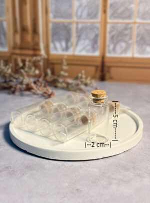 Pequeños tesoros para guardar luz. Mini frascos de cristal con tapón de corcho, diseñados para almacenar fósforos de forma práctica y decorativa. Un detalle funcional que aporta calidez a cualquier espacio.