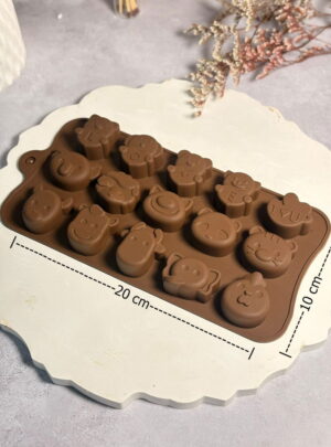 Convierte tus proyectos en mensajes de cariño con nuestro Molde Bandeja de Animales Amorosos. Con un formato de 20 x 10 cm, esta bandeja reúne una selección de figuras de animales en posturas tiernas y encantadoras, diseñadas para robar corazones. Es la herramienta ideal para crear detalles que no solo decoran, sino que también emocionan, manteniendo siempre el acabado profesional que caracteriza a tus piezas.