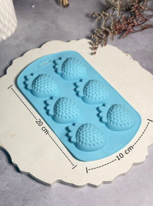 Dale un toque delicioso y realista a tus creaciones con nuestro Molde Bandeja de Fresas. Con un diseño que captura la textura única y las semillas de la fruta, este molde de 20 x 10 cm es perfecto para quienes buscan realismo y frescura. Es la herramienta ideal para crear "toppings" decorativos o pequeñas piezas individuales que parecen recién cosechadas.