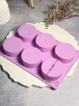 Todo gran artesano necesita un clásico en su taller, y nuestro Molde de Cavidades Redondas es la pieza fundamental para lograrlo. Con un diseño limpio y minimalista, este molde te permite crear jabones perfectamente simétricos de 6 x 6 cm, con un peso ideal de 55 gramos por pieza. Es el formato estándar de oro para quienes buscan uniformidad, elegancia y una presentación impecable en sus barras de limpieza.
