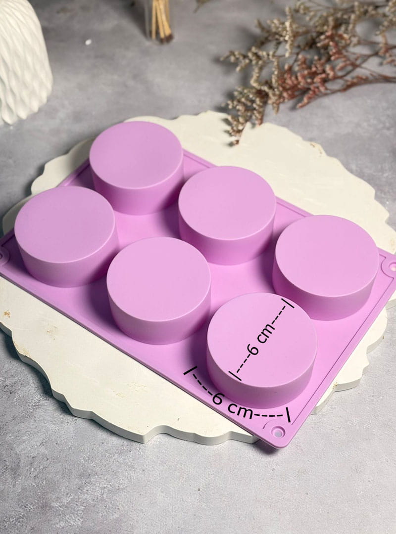 Todo gran artesano necesita un clásico en su taller, y nuestro Molde de Cavidades Redondas es la pieza fundamental para lograrlo. Con un diseño limpio y minimalista, este molde te permite crear jabones perfectamente simétricos de 6 x 6 cm, con un peso ideal de 55 gramos por pieza. Es el formato estándar de oro para quienes buscan uniformidad, elegancia y una presentación impecable en sus barras de limpieza.
