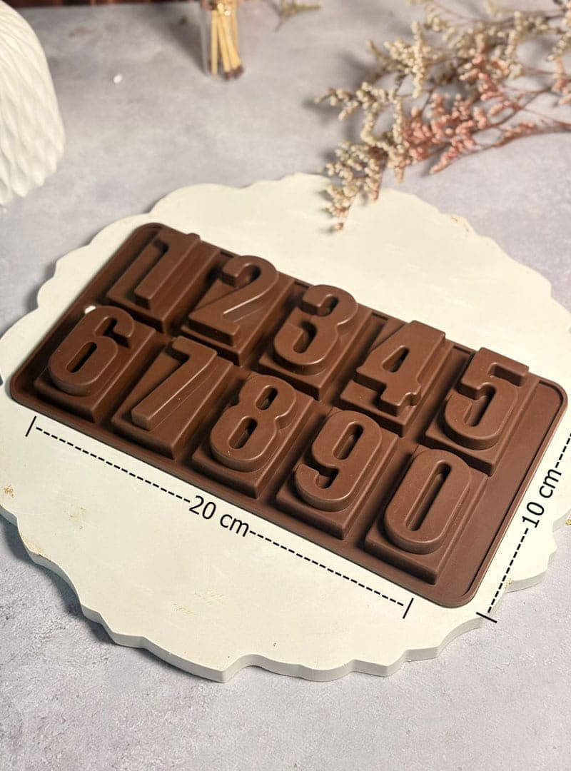 Haz que cada fecha cuente con nuestro Molde Bandeja de Números Grandes. Esta herramienta versátil de 20 x 10 cm te permite crear una serie completa de dígitos con un relieve claro, limpio y de gran formato. Es el aliado perfecto para los artesanos que buscan personalizar velas de cumpleaños, jabones conmemorativos o piezas decorativas que marquen un hito especial.