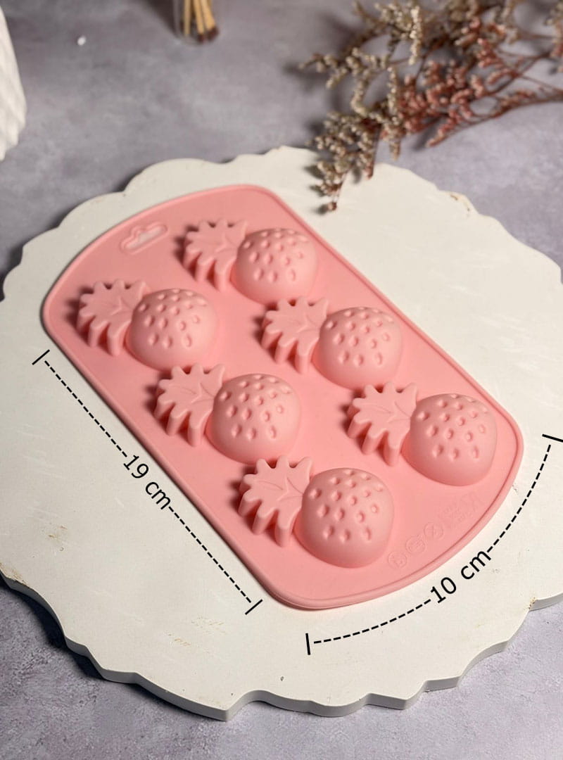 Dale un aire exótico y refrescante a tu catálogo con nuestro Molde Bandeja de Piñas. Con un diseño que equilibra la simetría y el detalle, este molde de 19 x 10 cm te permite crear múltiples piezas con la icónica forma de la fruta de la hospitalidad. Su silicona de alta calidad captura perfectamente las celdas geométricas de la piña, logrando un acabado profesional y moderno en cada desmolde.