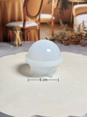 Lleva tus creaciones al siguiente nivel con nuestro Molde de Silicona Bubble, el diseño más icónico y deseado del mundo del home decor. Con unas dimensiones de 5x5 cm, este molde te permite crear velas con un acabado geométrico impecable, minimalista y lleno de personalidad. Su silicona de alta calidad garantiza que cada "burbuja" quede definida y brillante.