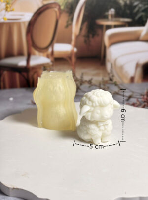 Añade un toque de dulzura infinita a tus proyectos con nuestro Molde de Corderito. Con un diseño que captura la textura esponjosa de la lana y una expresión encantadora, este molde es una de las piezas favoritas para eventos infantiles y decoraciones clásicas.