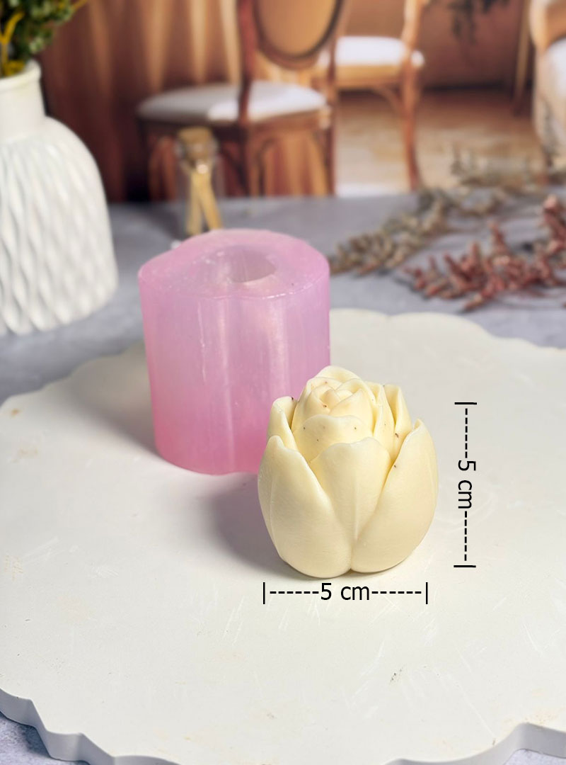 La elegancia del tulipán en tus manos. Molde de silicona con forma de tulipán, diseñado para crear flores compactas con acabado definido y delicado. Ideal para velas, wax melts y decoraciones con esencia primaveral.