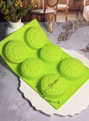 Lleva el brillo del campo a tu taller con nuestro Molde de Girasoles Grandes. Este diseño destaca por su realismo y simetría, permitiéndote crear jabones con pétalos perfectamente definidos y un centro texturizado que imita la flor natural. Con cavidades de 7,5 x 7,5 cm y un peso final de 85 gramos, es el tamaño ideal para una barra de jabón ergonómica, vistosa y de gran calidad.