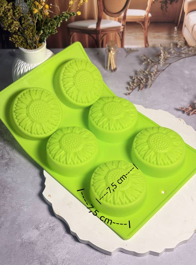 Lleva el brillo del campo a tu taller con nuestro Molde de Girasoles Grandes. Este diseño destaca por su realismo y simetría, permitiéndote crear jabones con pétalos perfectamente definidos y un centro texturizado que imita la flor natural. Con cavidades de 7,5 x 7,5 cm y un peso final de 85 gramos, es el tamaño ideal para una barra de jabón ergonómica, vistosa y de gran calidad.
