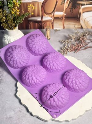 Eleva la estética de tu marca con nuestro Molde Grande de Flores para Jabones, una pieza diseñada para quienes no temen destacar. Con cavidades de 8 x 8 cm, este molde permite crear barras de jabón de generosas dimensiones y un peso profesional de 100 gramos. Cada detalle de los pétalos está esculpido para ofrecer un acabado artístico y realista que convierte un objeto cotidiano en una pieza de colección.