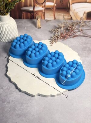 Transforma tu rutina de baño en una experiencia de spa con nuestro Molde para Jabones Exfoliantes Ovalados. Diseñado específicamente para crear barras ergonómicas que se adaptan a la palma de la mano, este molde destaca por sus relieves superiores que facilitan el masaje corporal mientras exfolias la piel. Con un tamaño general de 9 cm y cavidades individuales de 6 cm, es la herramienta ideal para jabones de uso diario con un peso sustancioso de 110 gramos aproximadamente.