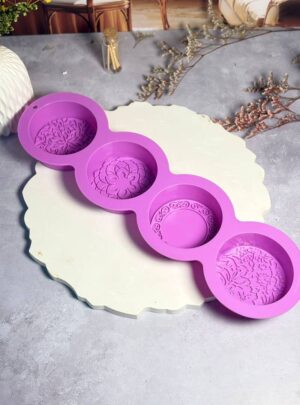 Lleva la serenidad y el detalle artístico a tu línea de cuidado personal con nuestro Molde de Mandalas para Jabones Redondos. Este diseño destaca por sus intrincados patrones geométricos que simbolizan el equilibrio y la unidad, transformando un jabón común en una pieza de decoración espiritual. Con un peso final de 75 gramos por jabón, es el tamaño perfecto para una barra de mano lujosa o un detalle de regalo sofisticado.