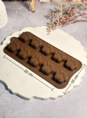 Para los amantes de los peluditos, llega nuestro Molde de Mini Huellas de Mascota, el favorito para añadir un toque divertido y adorable a tu catálogo. Con un tamaño general de 20 x 10 cm, este molde de silicona de alta calidad te permite producir múltiples piezas pequeñas de forma rápida y con un acabado profesional. Es la herramienta perfecta para quienes buscan un diseño que conecte emocionalmente con sus clientes.
