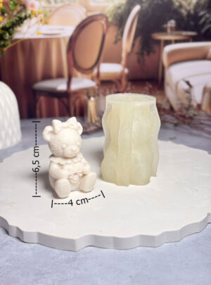 Haz que tus proyectos de arte y cosmética cobren vida con nuestra Osita con Moño, una pieza diseñada para robar suspiros.