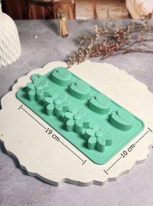 Captura la esencia de la naturaleza con nuestro Molde Plano de Flores, una pieza esencial para quienes buscan detalle y elegancia en sus proyectos. Con un diseño que combina la alegría de las margaritas y la sofisticación de los tulipanes, este molde de 19 x 10 cm es la herramienta perfecta para crear relieves planos con una definición botánica sorprendente.