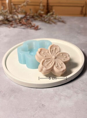 Pétalos que inspiran calma. Molde de silicona diseñado para crear flores de cerezo con acabado delicado y detalles definidos. Ideal para velas, jabones y decoraciones con esencia oriental y romántica.
