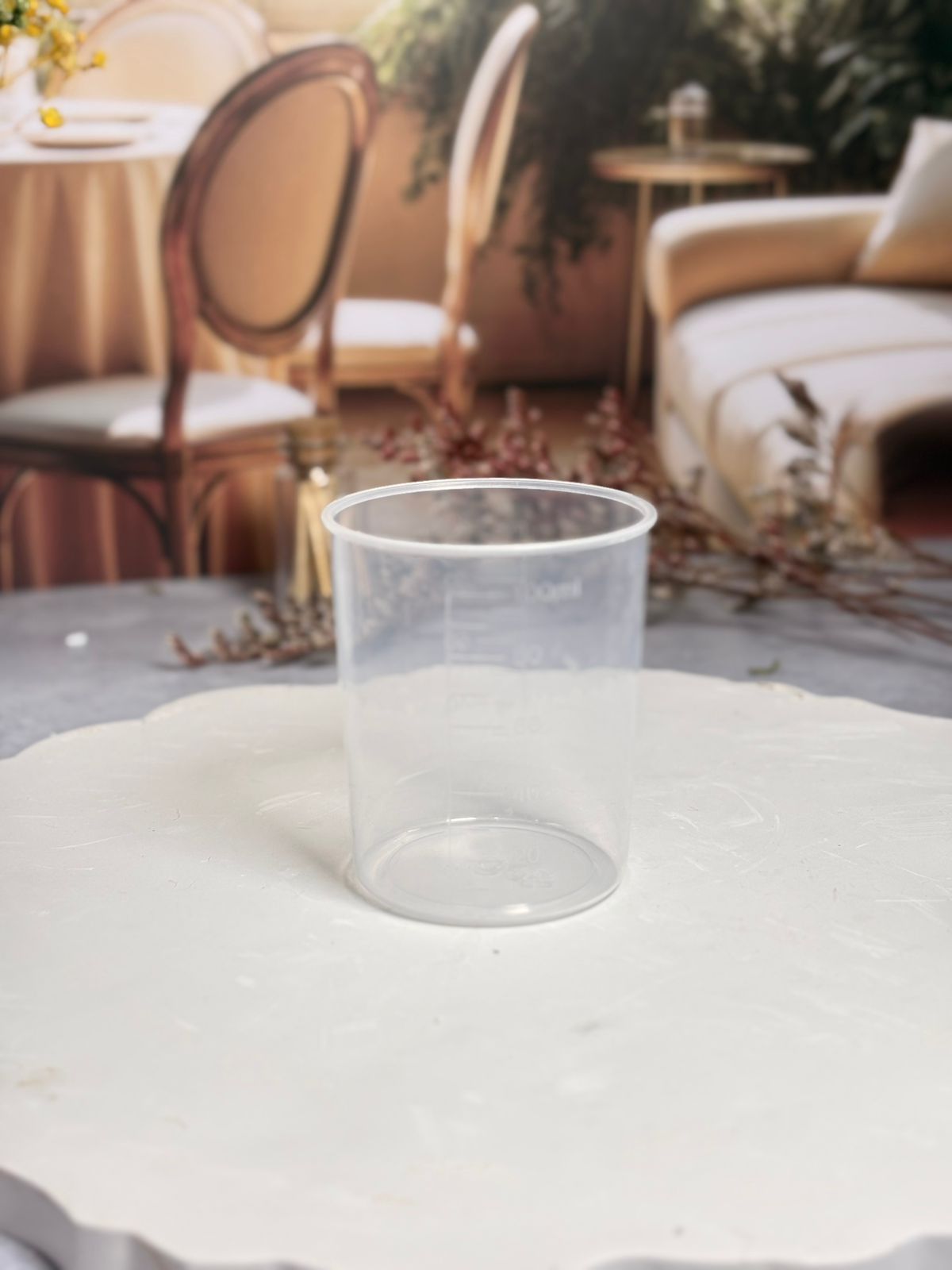 Este envase ha sido seleccionado por su equilibrio perfecto entre capacidad y portabilidad, siendo la opción predilecta para almacenar insumos críticos o para entregar productos terminados con una estética limpia y funcional.