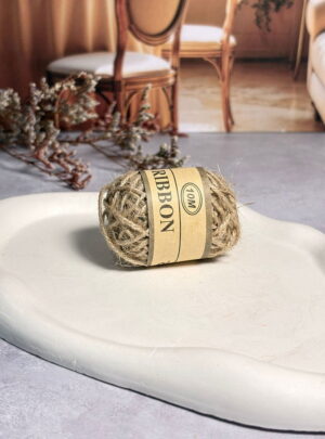 El detalle que abraza tus proyectos. Cuerda de yute natural, resistente y versátil. Ideal para decorar, sujetar y dar un acabado rústico y cálido a todas tus manualidades.