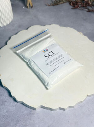 El SCI (Isetionato de Sodio de Coco) es el tensioactivo estrella para quienes buscan crear productos de higiene personal de alta gama. En su presentación de 100 gramos, este derivado del aceite de coco es conocido como el "espumante suave", perfecto para elaborar champús sólidos y jabones syndet que respetan la barrera natural de la piel y el cabello.