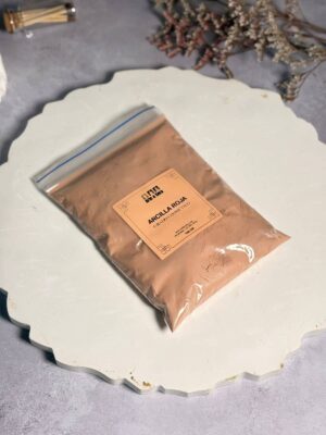 Nuestra Arcilla Roja debe su color característico a una composición rica en óxidos de hierro e hidróxidos, lo que la convierte en una de las arcillas más potentes para estimular la circulación sanguínea.