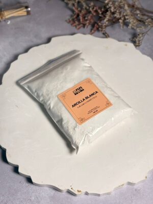 Nuestra Arcilla Blanca, también conocida como Kaolín, es famosa por ser la arcilla más fina y suave que existe.
