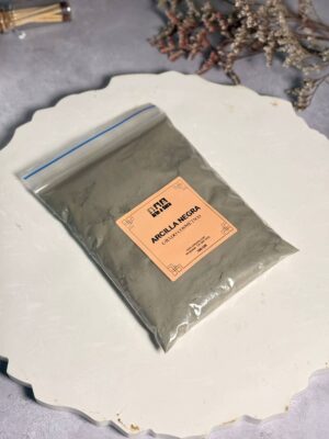 Nuestra Arcilla Negra es el ingrediente de elección para tratamientos de desintoxicación intensa. Es especialmente eficaz para pieles grasas o con tendencia al acné, ya que actúa eliminando toxinas y células muertas mientras estimula la circulación sanguínea, dejando la piel renovada y firme.