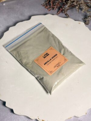 Nuestra Arcilla Verde es valorada por su excepcional capacidad de absorción y su riqueza en minerales esenciales como el magnesio, calcio y potasio. Su acción antiséptica y remineralizante la convierte en la solución definitiva para quienes buscan un cutis equilibrado, libre de impurezas y con una sensación de frescura duradera.