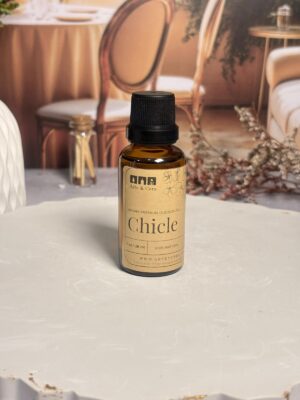 AROMA CHICLE PREMIUM TIPO OLEO Dulce, divertida y nostálgica. Un viaje sensorial a los momentos más alegres. Aroma nacional premium. Su fragancia intensa y acaramelada destaca por sus notas frutales vibrantes que evocan el sabor clásico y festivo de la infancia. Es la opción perfecta para llenar tus espacios de una energía positiva y juguetona, creando una atmósfera acogedora, llena de vida y con un toque irresistible de dulzura.