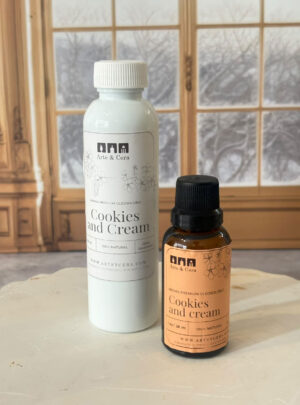 Dulce, cremosa e irresistible. Una tentación reconfortante que envuelve el ambiente. Aroma nacional premium. Su fragancia deliciosa combina notas intensas de chocolate negro con el suave y sedoso aroma de la vainilla y la nata. Es la esencia perfecta para transformar cualquier espacio en un refugio cálido y acogedor, aportando una sensación de dulzura casera, confort y bienestar en cada rincón.