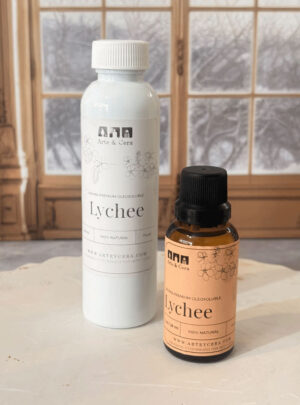 Dulce, exótica y cautivadora. Una esencia irresistible que envuelve tus sentidos. Aroma nacional premium. Su fragancia delicada y jugosa destaca por sus notas frutales intensas con matices sutilmente florales, transportándote a un paraíso tropical. Es la elección ideal para añadir un toque de sofisticación y dulzura a tus creaciones, logrando un ambiente alegre, moderno y lleno de distinción.