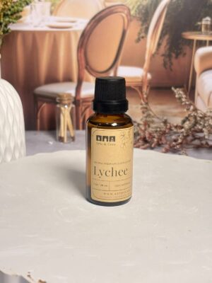 AROMA LYCHEE PREMIUM TIPO OLEO Dulce, exótica y cautivadora. Una esencia irresistible que envuelve tus sentidos. Aroma nacional premium. Su fragancia delicada y jugosa destaca por sus notas frutales intensas con matices sutilmente florales, transportándote a un paraíso tropical. Es la elección ideal para añadir un toque de sofisticación y dulzura a tus creaciones, logrando un ambiente alegre, moderno y lleno de distinción.
