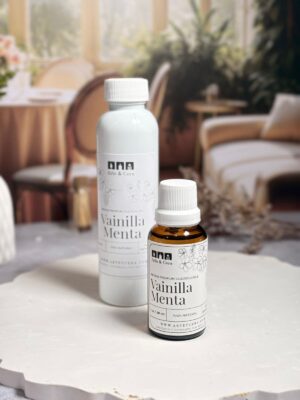 Refrescante, dulce y equilibrada. Un contraste fascinante que renueva y reconforta. Aroma nacional premium. Su fragancia única entrelaza la calidez cremosa de la vainilla con el frescor gélido y estimulante de la menta. Es la combinación ideal para crear ambientes modernos y acogedores a la vez, proporcionando una sensación de limpieza profunda, calma y una claridad mental que revitaliza los sentidos con suavidad.