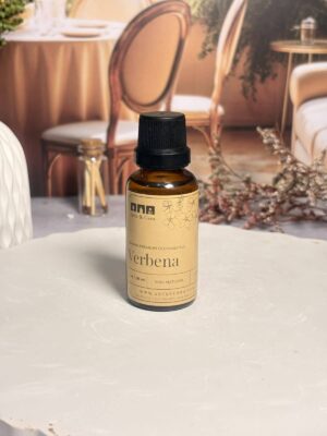 AROMA VERBENA PREMIUM TIPO OLEO Fresca, herbácea y estimulante. Una explosión natural que renueva tus sentidos. Aroma nacional premium. Su fragancia vibrante y alimonada destaca por sus notas verdes intensas, evocando la pureza de un jardín mediterráneo tras la lluvia. Es el complemento perfecto para transformar cualquier entorno en un refugio de serenidad y frescor, promoviendo una sensación de bienestar, enfoque y vitalidad inmediata.