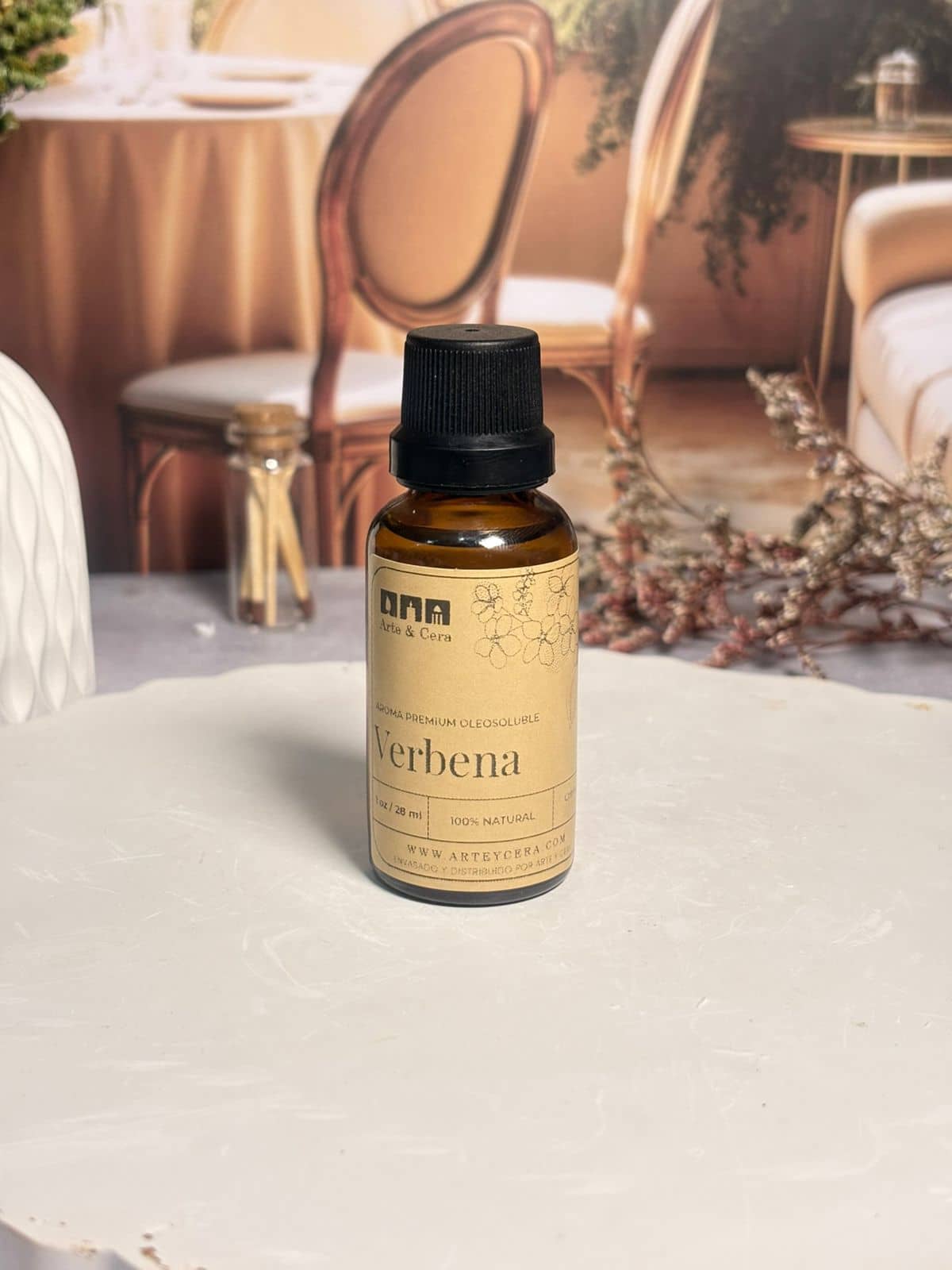 AROMA VERBENA PREMIUM TIPO OLEO Fresca, herbácea y estimulante. Una explosión natural que renueva tus sentidos. Aroma nacional premium. Su fragancia vibrante y alimonada destaca por sus notas verdes intensas, evocando la pureza de un jardín mediterráneo tras la lluvia. Es el complemento perfecto para transformar cualquier entorno en un refugio de serenidad y frescor, promoviendo una sensación de bienestar, enfoque y vitalidad inmediata.