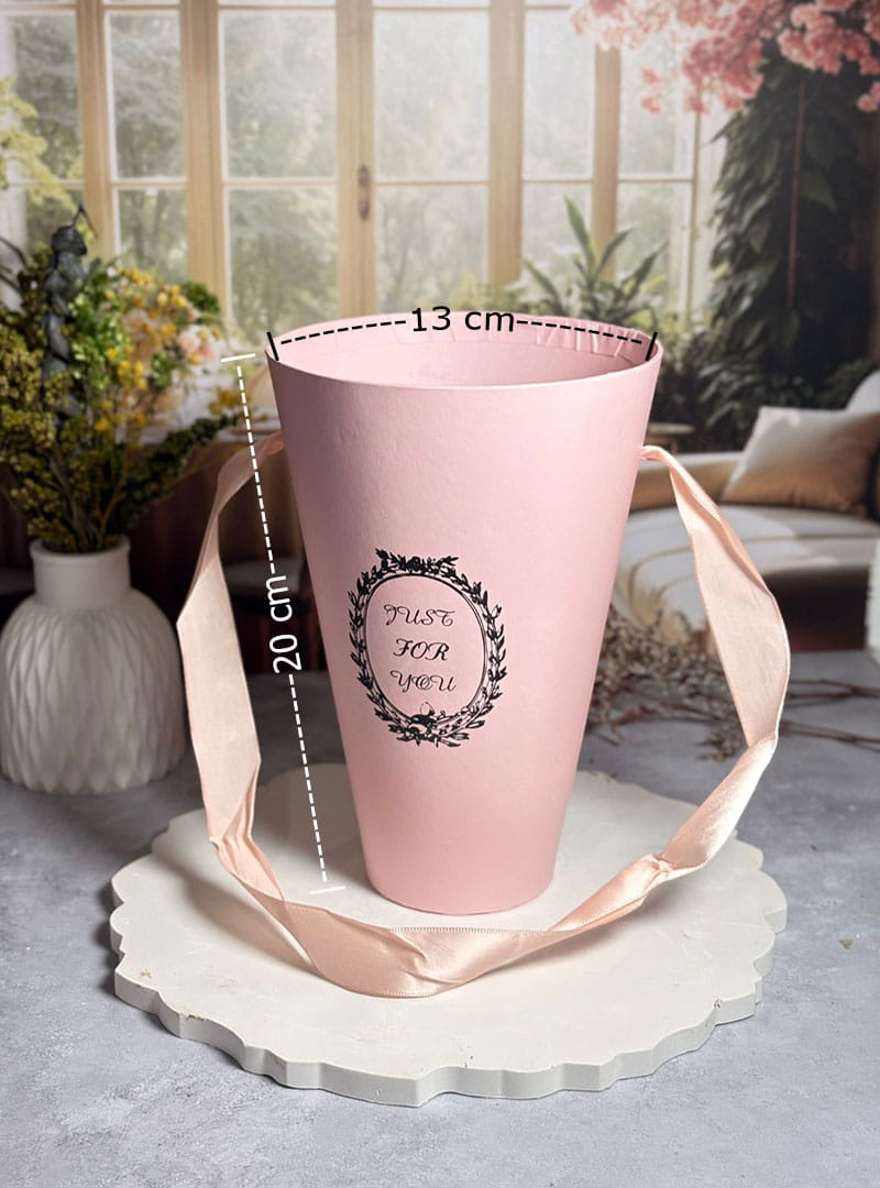 Con una estructura vertical y una base estable, este recipiente evoca la estética de las floristerías artesanales, siendo el marco perfecto para ramos de jabón, velas de tallo largo o sets de spa con accesorios de madera.