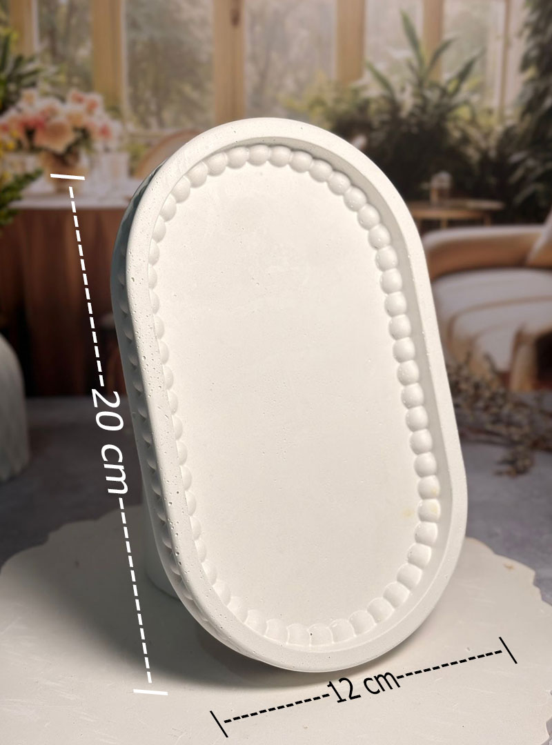 Nuestra Bandeja de Perlas de Yeso de 20 cm de largo y 12 cm de ancho es una pieza que exhala delicadeza.