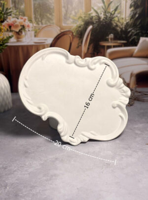 Nuestra Bandeja Elegante de Yeso de 20 cm de largo y 16 cm de ancho es la síntesis perfecta entre utilidad y estética minimalista.