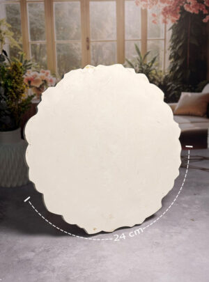 Nuestra Bandeja Grande de Yeso de 24 cm de diámetro es una pieza de diseño que celebra la imperfección perfecta de la naturaleza.