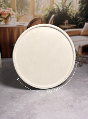 Nuestra Bandeja Redonda de Yeso de 16 cm de diámetro es el lienzo esencial para quienes buscan orden y elegancia en un formato compacto.